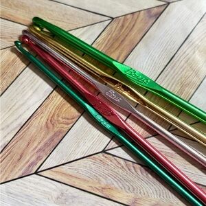 Vintage Boye Crochet Hook Set - Green, Red, Gold , Purple